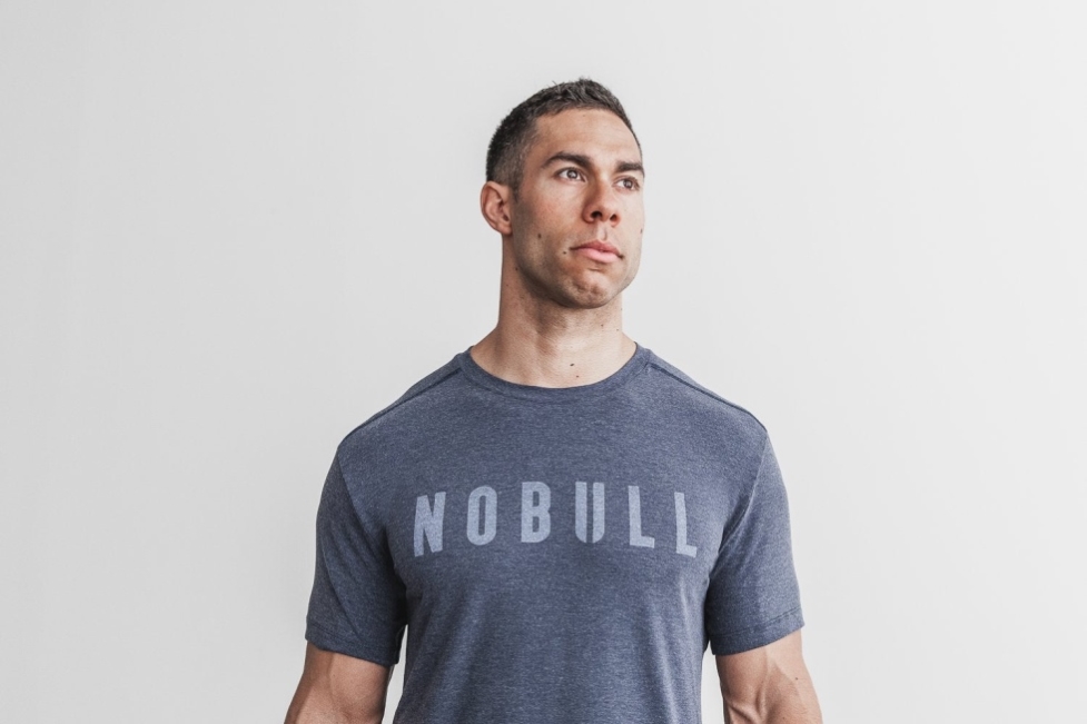 nobulle383a1e383b3e382bate382b7e383a3e38384efbc88e5ae9ae795aae382abe383a9e383bcefbc89e3838de382a4e38393e383bc.jpg NobullメンズTシャツ(定番カラー)ネイビー - 画像 (1)