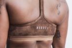 ノブル Vネック スポーツブラ (絞り染め) タフィー&ブラウン - 画像 (4)