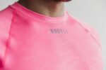 ノーブル メンズ ライトウェイト テクスチャード ロングスリーブ Tシャツ (ネオンカモ) ピンク - 画像 (3)