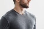 ノーブル メンズ Vネック Tシャツ チャコール - 画像 (2)