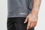 ノーブル メンズ Vネック Tシャツ チャコール - 画像 (3)