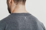 ノーブル メンズ Vネック Tシャツ チャコール - 画像 (4)