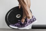 Nobull メンズ キャンバス トレーナー ダーク ウィステリア タイダイ - 画像 (2)
