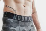 Nobull メンズ コンプレッション ショート 9" (プラッシュ ヘザー) カーボン - 画像 (2)