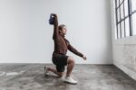 Nobull メンズ パフォーマンス プルオーバー パーカー モカ - 画像 (2)