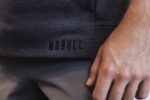 Nobull メンズ マイクロプラッシュ ノースリーブ パーカー 日暮れ - 画像 (3)