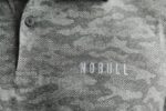 Nobull メンズ ライトウェイト テクスチャード ポロ (カモ) ブラック - 画像 (4)