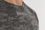 Nobull メンズ ライトウェイト テクスチャード ロングスリーブ Tシャツ (カモ) ブラック - 画像 (3)
