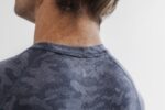 Nobull メンズ ライトウェイト テクスチャード ロングスリーブ Tシャツ (迷彩) ネイビー - 画像 (3)