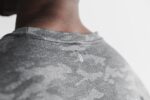 Nobull メンズ ライトウェイト テクスチャード Tシャツ (カモ) ブラック - 画像 (2)