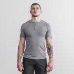 Nobull メンズ ライトウェイト ヘンリー T シャツ ダーク