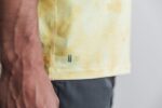 Nobull メンズ Tシャツ（絞り染め） バニラ＆ヴィンテージイエロー - 画像 (2)
