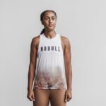 Nobull レディース ハイネック タンク (ディップダイ) ホワイト & タフィー