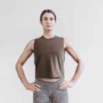 Nobull レディース ヘビーウェイト ノースリーブ クロップ Tシャツ エスプレッソ