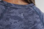 Nobull レディース ライトウェイト テクスチャード ロングスリーブ Tシャツ (迷彩) ネイビー - 画像 (3)