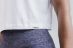 Nobull レディース ライトウェイト ノースリーブ クロップ Tシャツ ホワイト - 画像 (2)