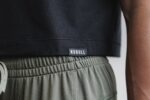 Nobull レディース ライトウェイト ノースリーブ クロップ Tシャツ ブラック - 画像 (3)