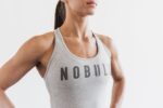 Nobull レディース レーサーバック タンク (クラシックカラー) ライト - 画像 (2)
