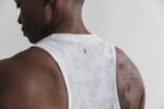 Nobull レディースハイネックタンクトップ(桜) 白 - 画像 (3)