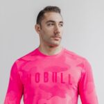 NobullメンズロングスリーブTシャツ（ネオンカモ）ピンク